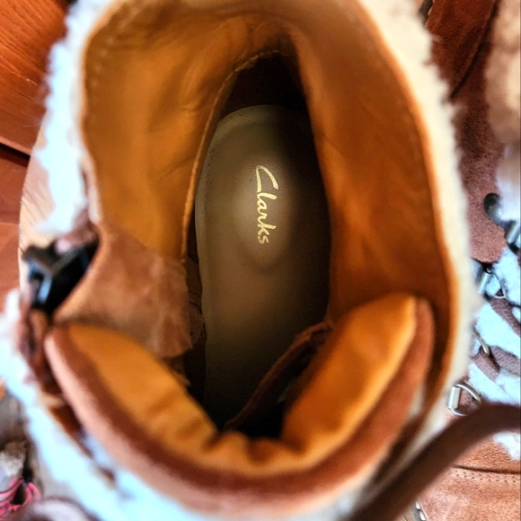 CLARKS ROSELEIGH SKY SUEDE WOMENS ANKLE BOOTS- WOMENS SIZE 9 - Picture 11 of 12